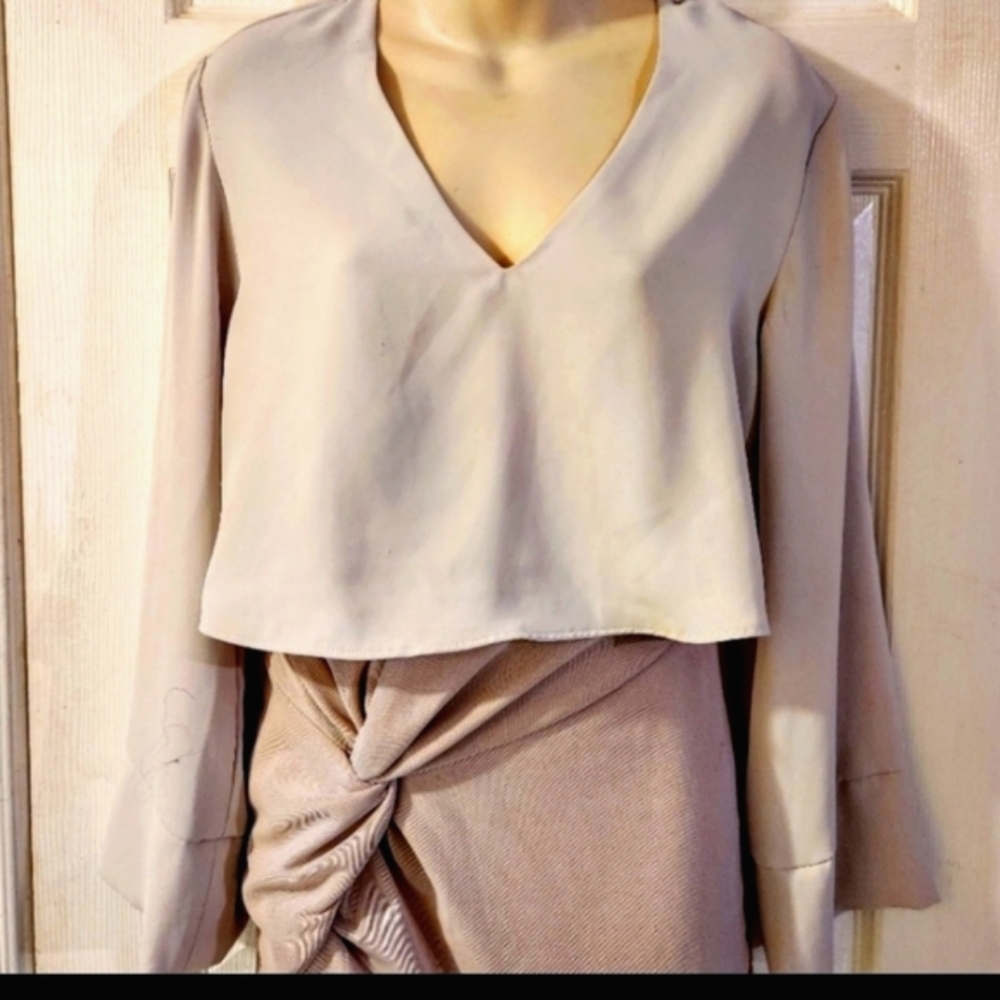 DYNAMITE FLOWY CROPPED BLOUSE